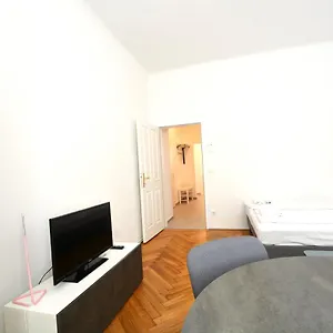  Apartment Universum 4